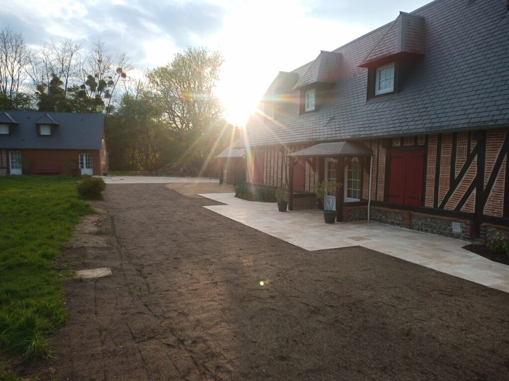 Arts et Jardin, chantier aménagement extérieur jardin, pont-audemer, Eure : Chantier Saint Vincent du Boulay - Terrasse en Travertin